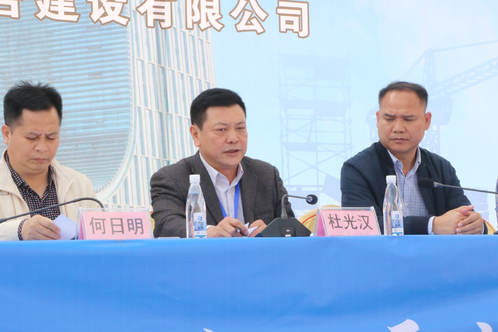 2、崇左市建筑業聯合會會長杜光漢交流發言.JPG