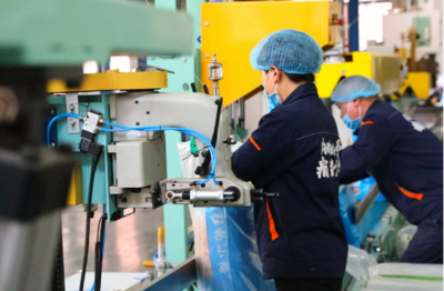 瘋狂小狗 集聚國(guó)際資源，打造世界一流的寵物食品工廠消毒體系